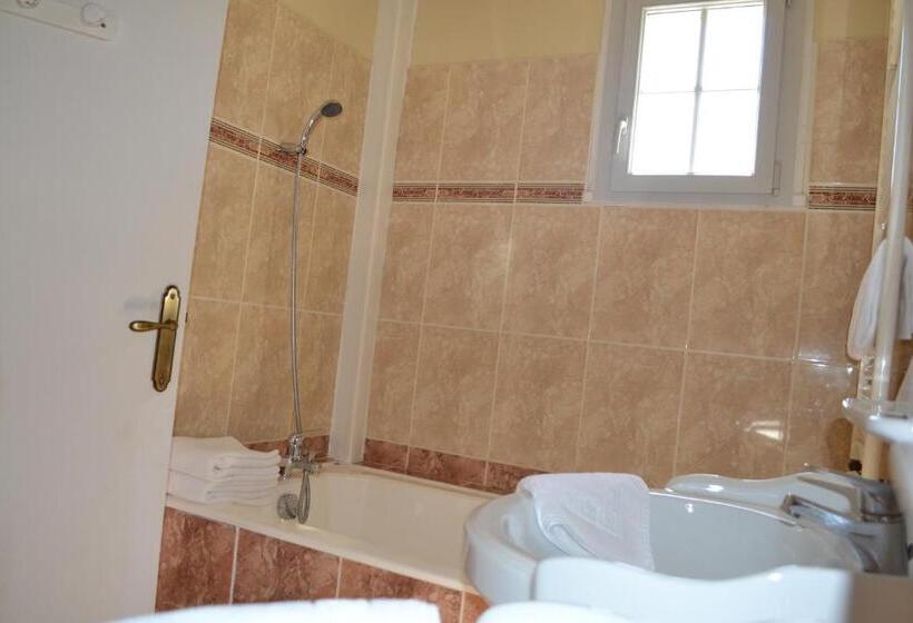 غرفة قياسية ثلاثية, Le Castel