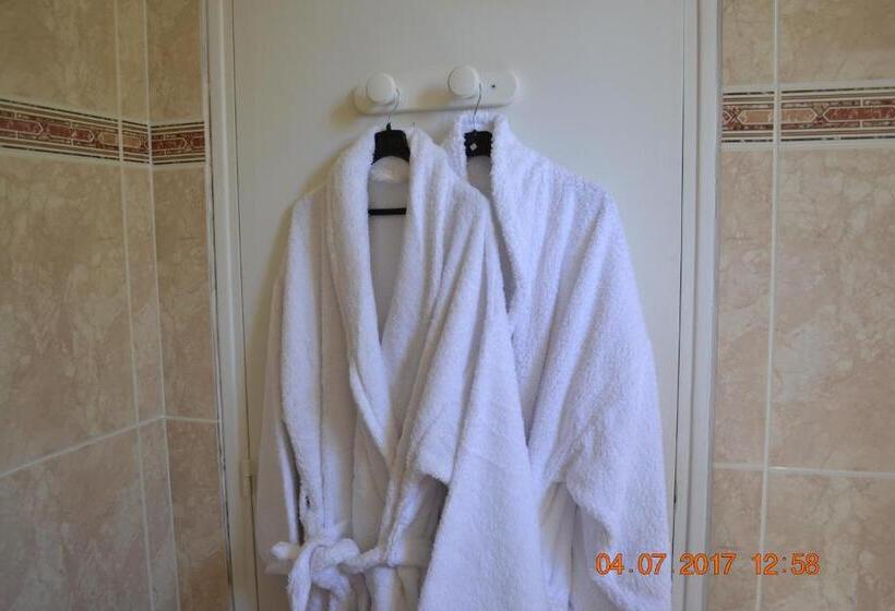 غرفة قياسية ثلاثية, Le Castel