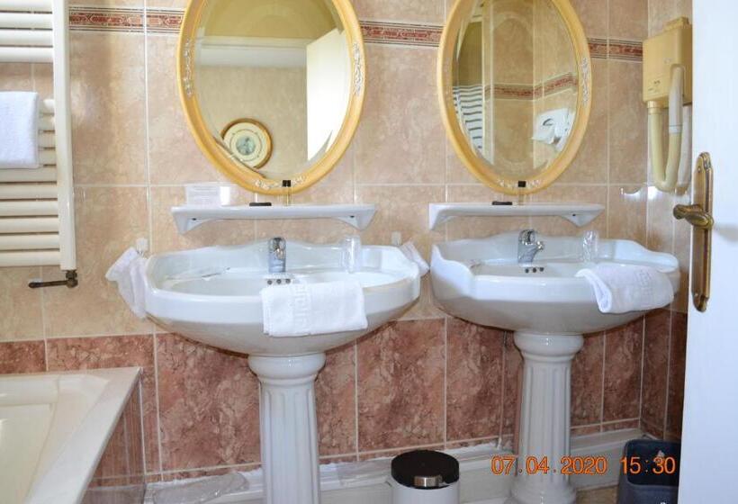 غرفة قياسية ثلاثية, Le Castel