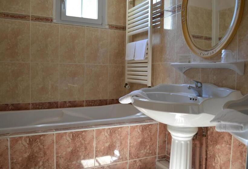 غرفة ديلوكس, Le Castel