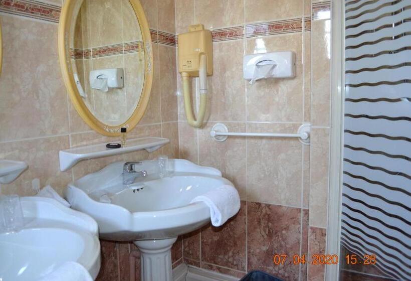 غرفة قياسية ثلاثية, Le Castel