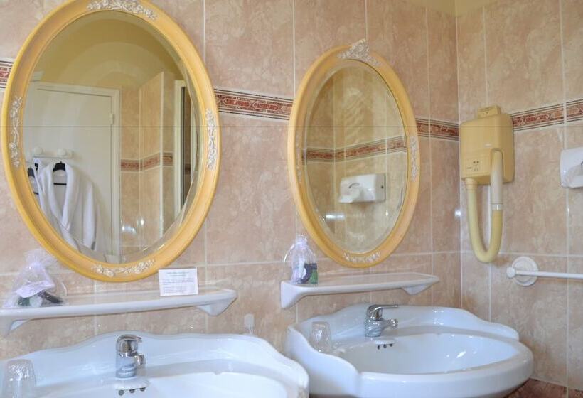 غرفة قياسية ثلاثية, Le Castel