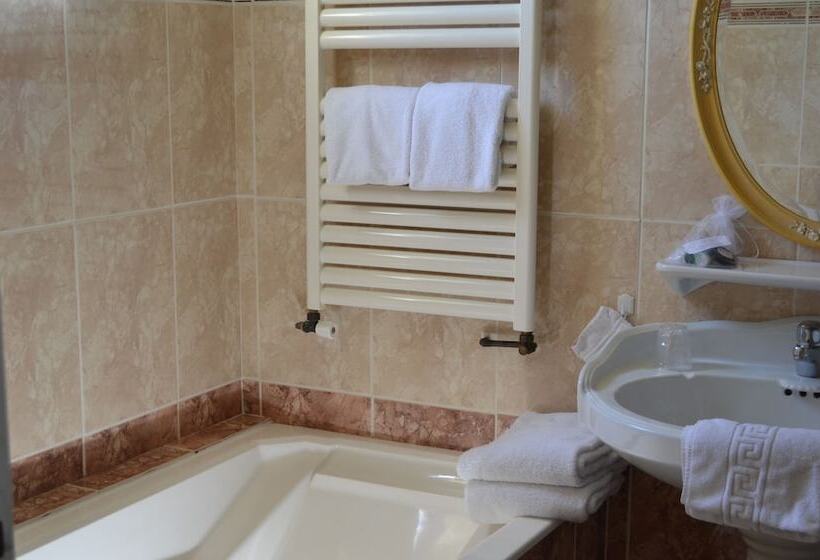 غرفة قياسية ثلاثية, Le Castel