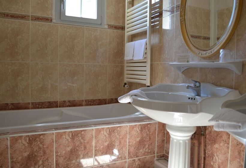 غرفة قياسية ثلاثية, Le Castel