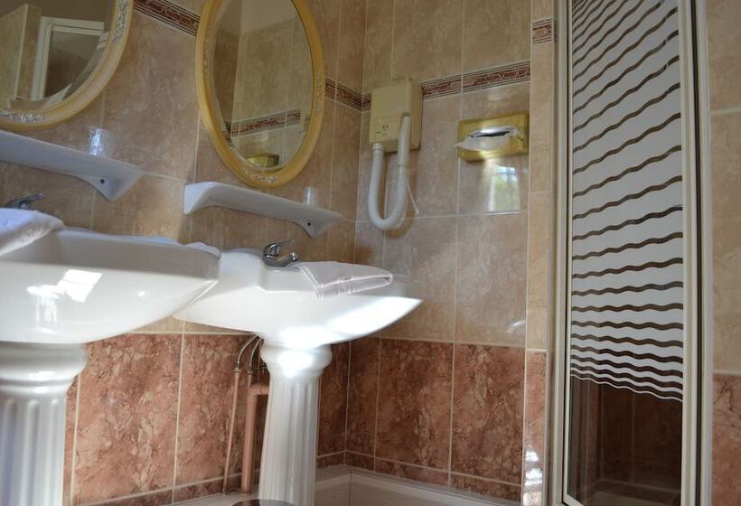 غرفة قياسية ثلاثية, Le Castel