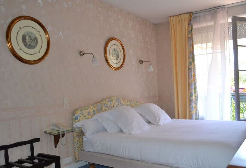 غرفة قياسية ثلاثية, Le Castel