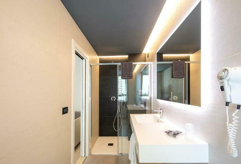 اتاق استاندارد با چشم‌انداز دریا, Sayonara