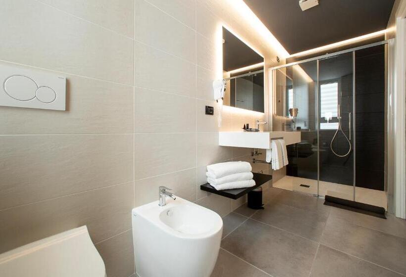 اتاق سه نفره سوپریور با چشم‌انداز دریا, Sayonara