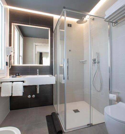 اتاق لوکس با بالکن, Sayonara