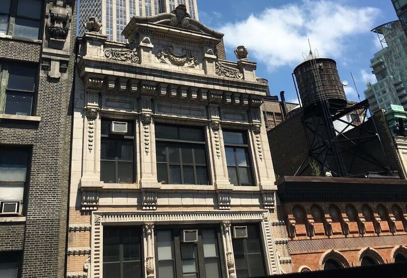 استودیو خانوادگی, Nyc Empire Apartments