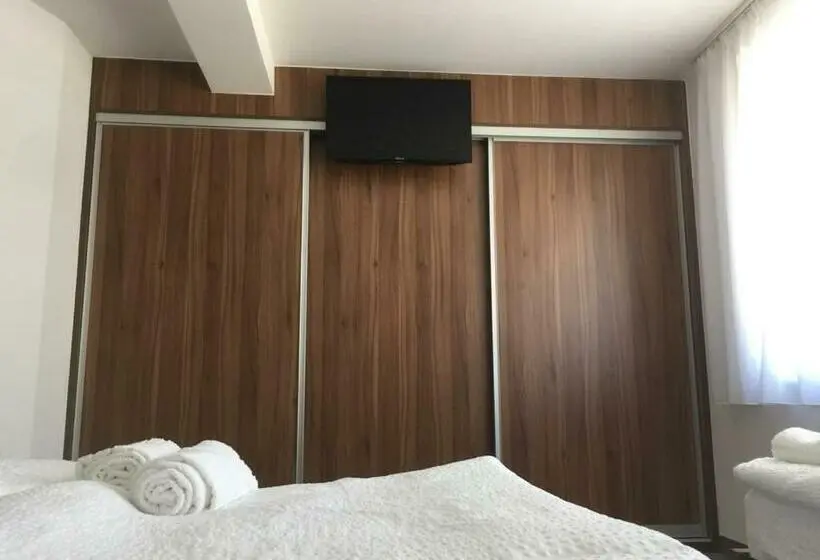 اتاق استاندارد یک نفره, Malena