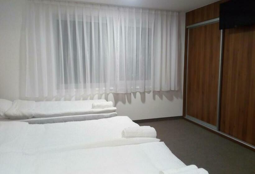 اتاق کلاسیک سه تخته, Malena