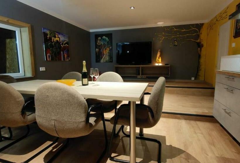 غرفة قياسية, Camp Paradis