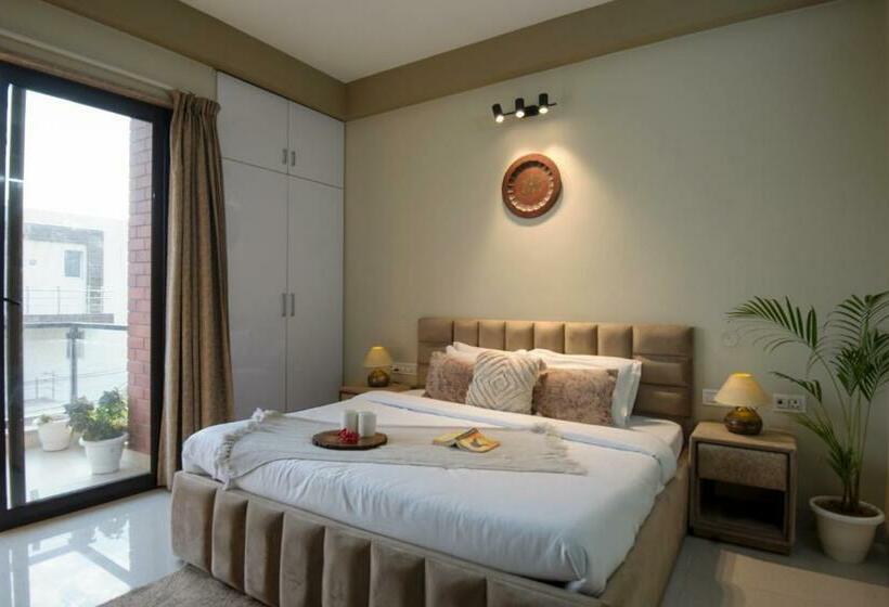 침실 2개 아파트, Serviced Apartment Near Medanta By Bedchambers