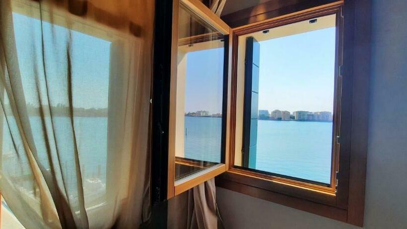 اتاق استاندارد با چشم‌انداز دریا, Corte Lusenzo