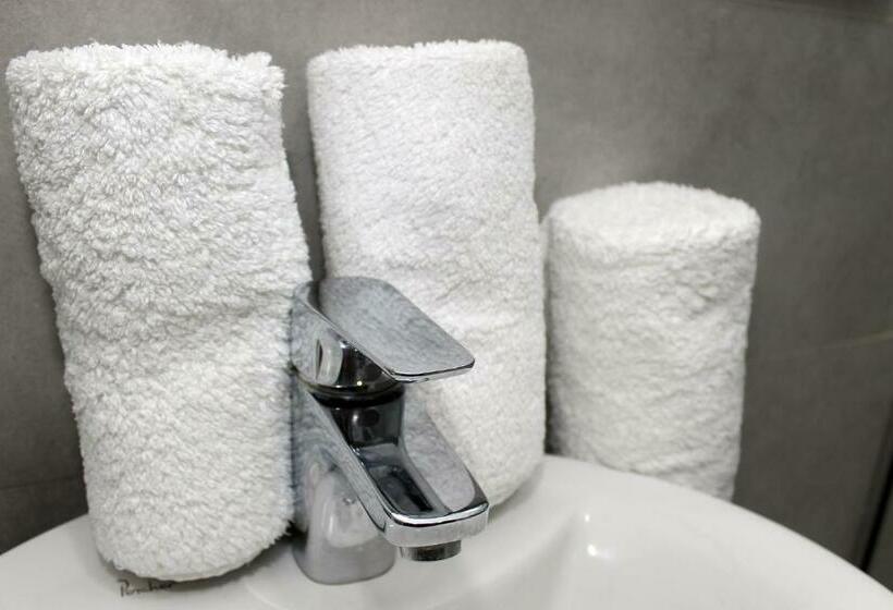 سوییت با چشم‌انداز استخر, Lb Suites