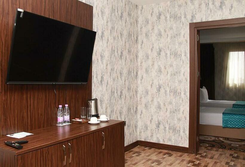 Family Studio, Lb Suites