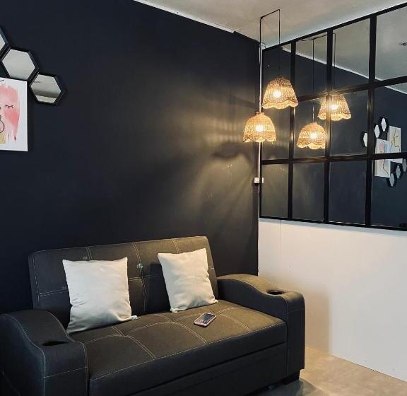 استودیوی استاندارد, Akc Airbnb