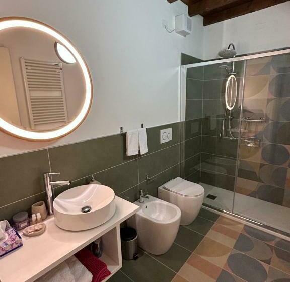 اتاق استاندارد, Chez Madame