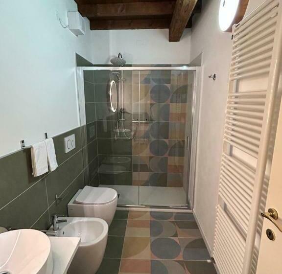 اتاق استاندارد, Chez Madame