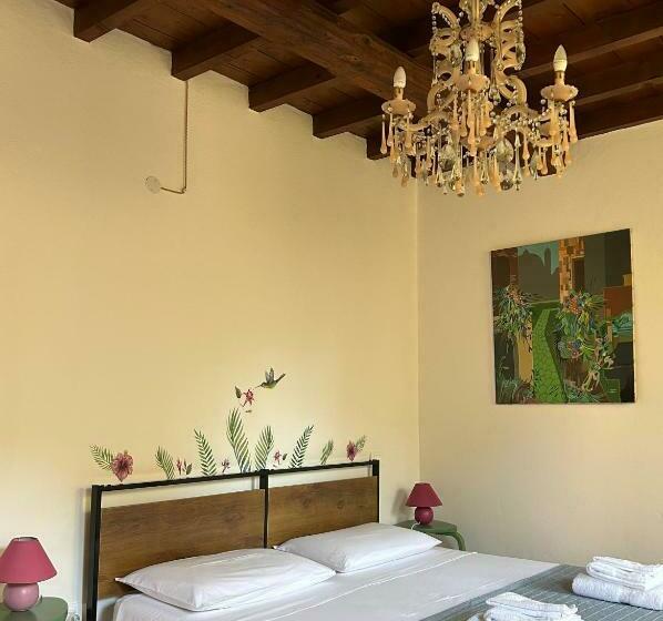 اتاق استاندارد, Chez Madame