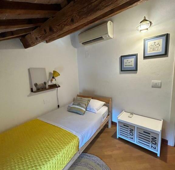 اتاق خانوادگی, Chez Madame