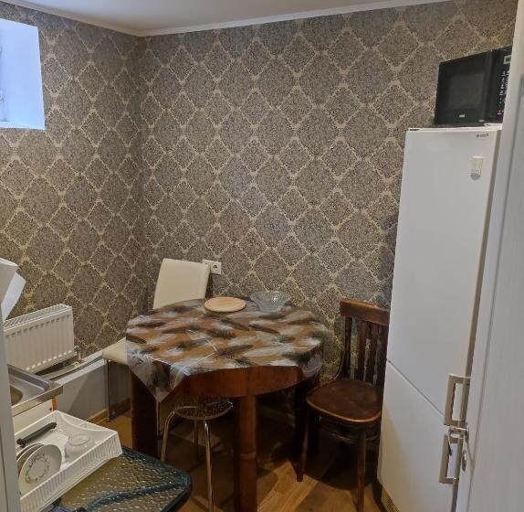 اتاق خانوادگی با سرویس بهداشتی مشترک, Tirgus Nams