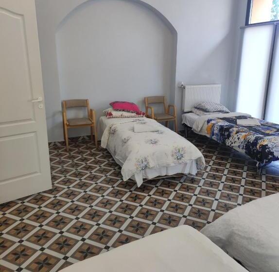 اتاق خانوادگی با سرویس بهداشتی مشترک, Tirgus Nams