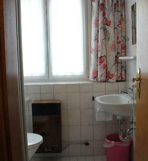 Quarto Estandar Individual, Adler Post