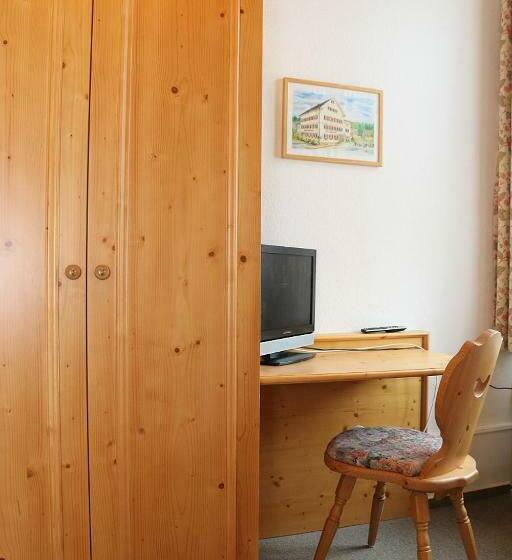 Quarto Estandar Individual, Adler Post