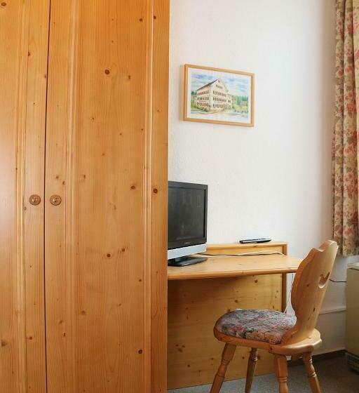 Quarto Estandar Individual, Adler Post