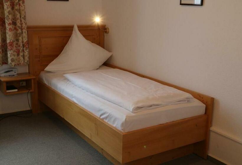 Quarto Estandar Individual, Adler Post