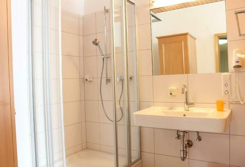 Quarto Estandar Individual, Adler Post