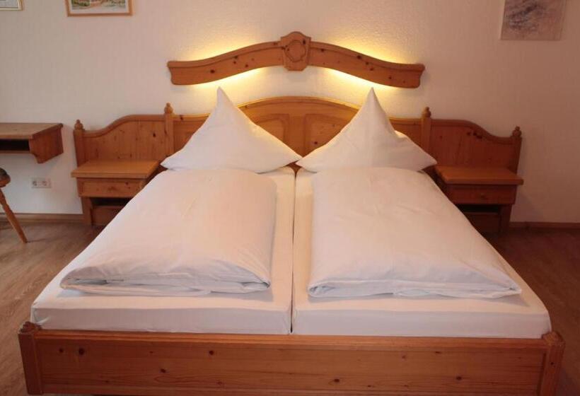 Quarto Estandar com Sacada, Adler Post