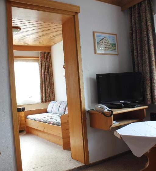 Quarto Familiar, Adler Post