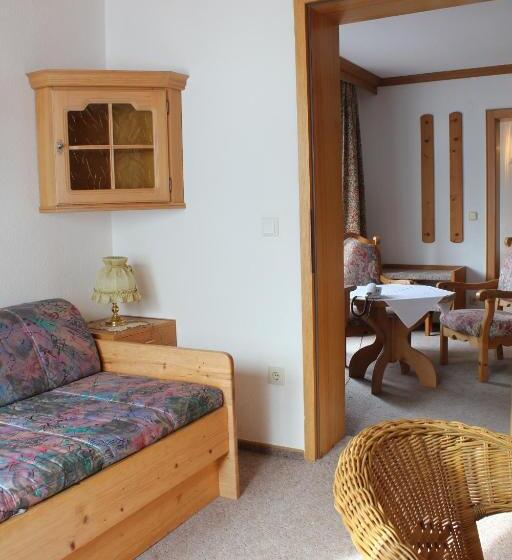 Quarto Familiar, Adler Post