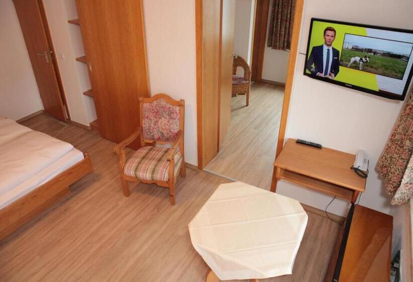 Quarto Familiar, Adler Post