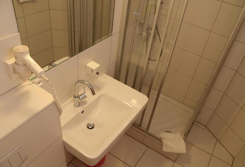 Quarto Familiar, Adler Post