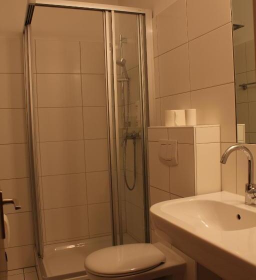 Quarto Estandar, Adler Post