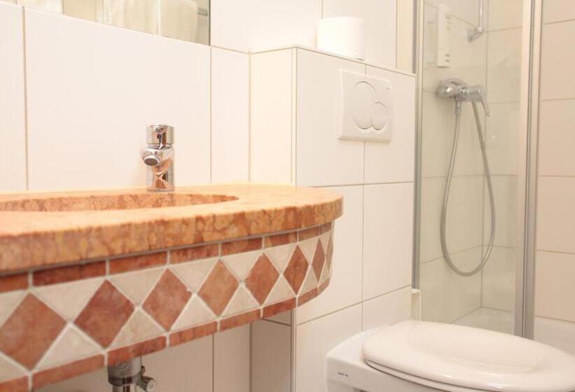 Quarto Estandar, Adler Post