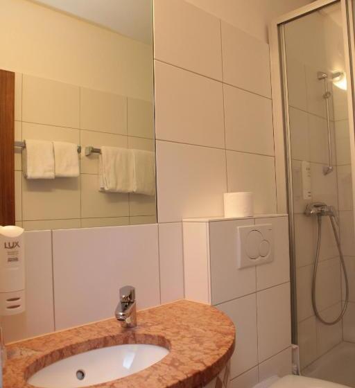 Quarto Estandar, Adler Post