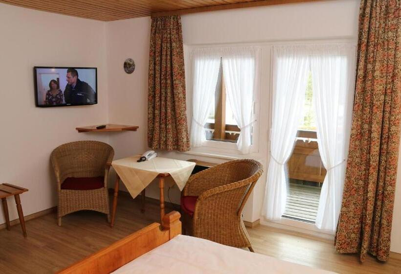 Quarto Familiar, Adler Post