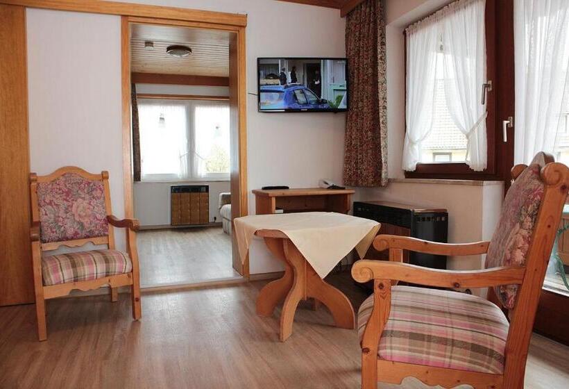 Quarto Familiar, Adler Post