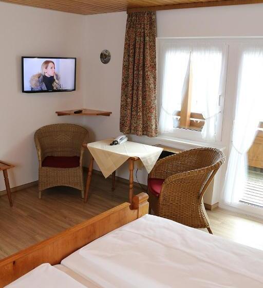 Quarto Familiar, Adler Post