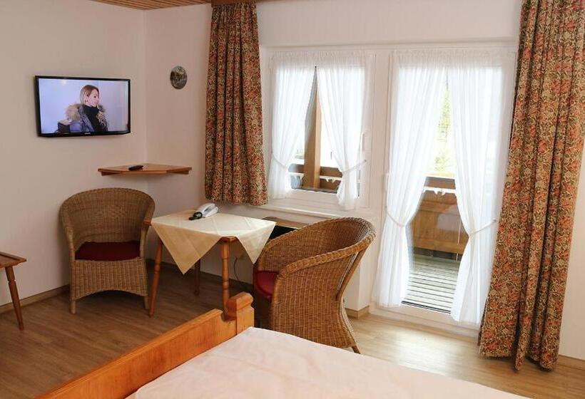 Quarto Familiar, Adler Post