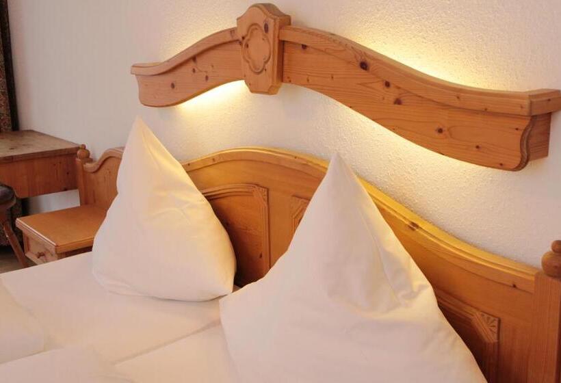 Quarto Estandar, Adler Post