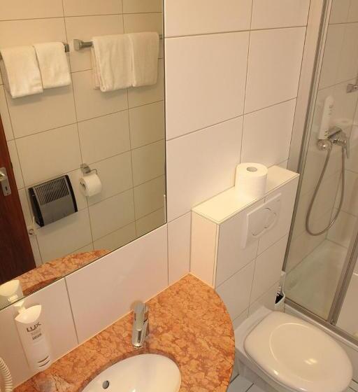 Quarto Estandar, Adler Post