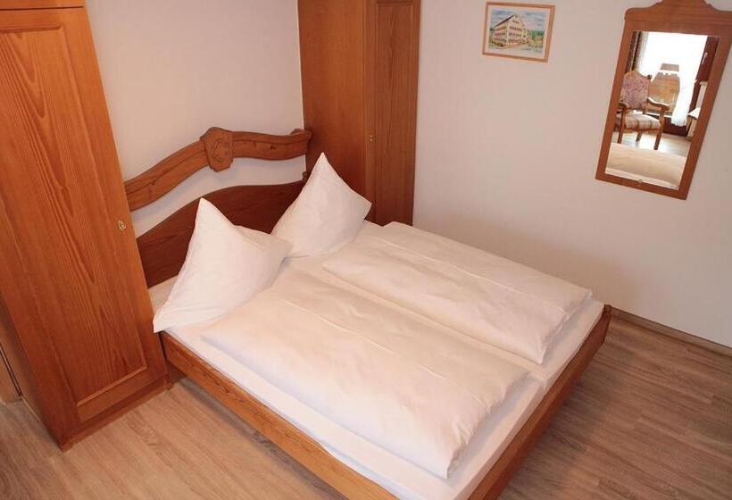 Quarto Estandar, Adler Post