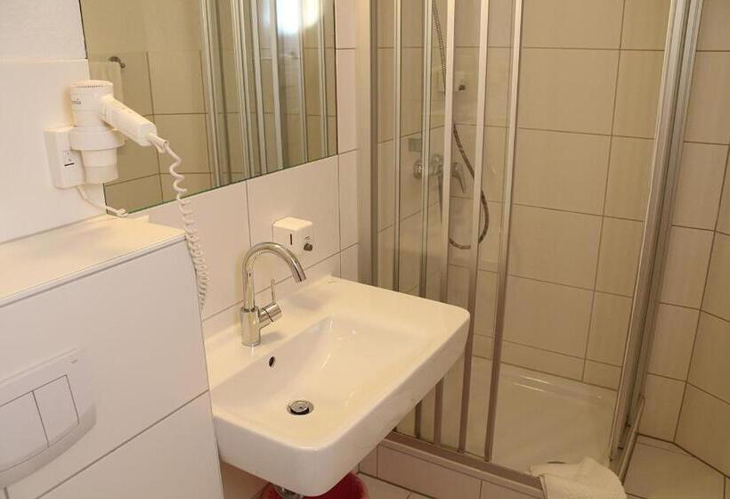 Quarto Estandar, Adler Post