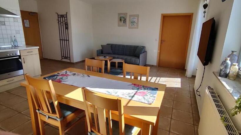 דירת חדר, Brigel Hof